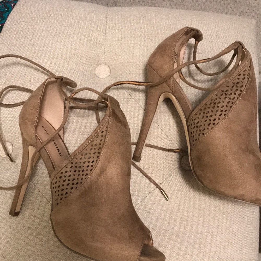 Sexy ankle tie heel in suede. GUC